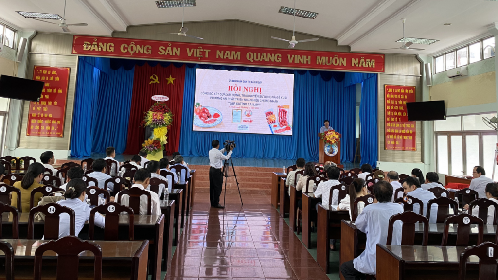 Full view of the trademark protection certification ceremony for “Cai Lậy Sausage”